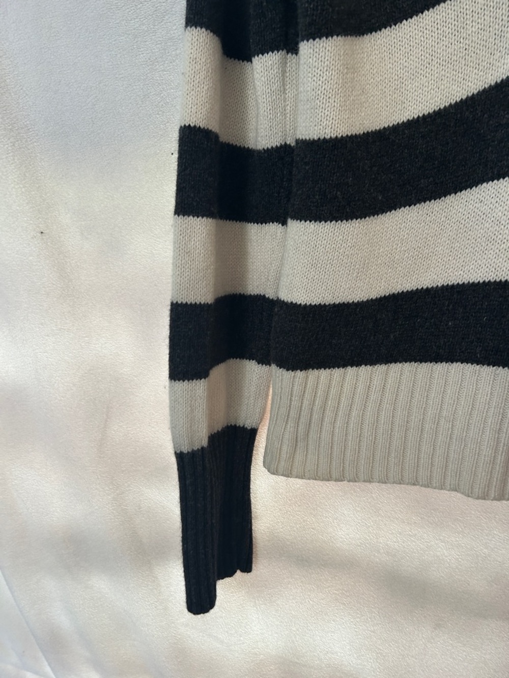 American Eagle Striped V-Neck Sweater in Gray & Cream-size Large - Picture 6 of 11